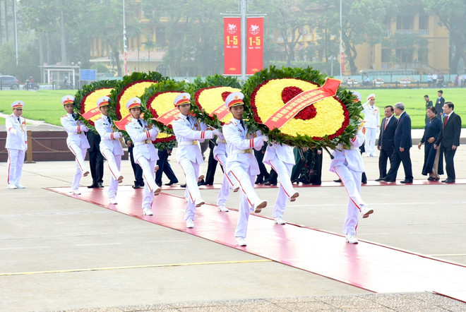 Đoàn đại biểu Ban Chấp hành Trung ương Đảng, Chủ tịch nước, Quốc hội, Chính phủ, Ủy ban Trung ương Mặt trận Tổ quốc Việt Nam đã đặt vòng hoa, vào Lăng viếng Chủ tịch Hồ Chí Minh. (Ảnh: Dương Giang/TTXVN) ttxvn_vao lang vieng bac 2.jpg