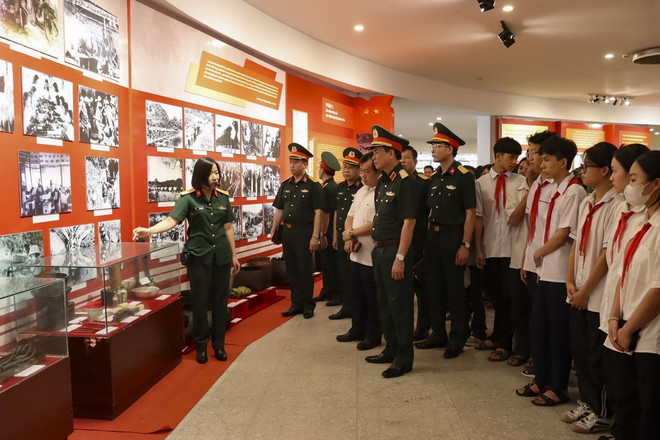 Đại biểu tham quan Triển lãm 'Sức mạnh Hậu cần trong Chiến thắng Điện Biên Phủ.' (Ảnh: TTXVN phát) ttxvn_Trien lam dien bien phu 1.jpg