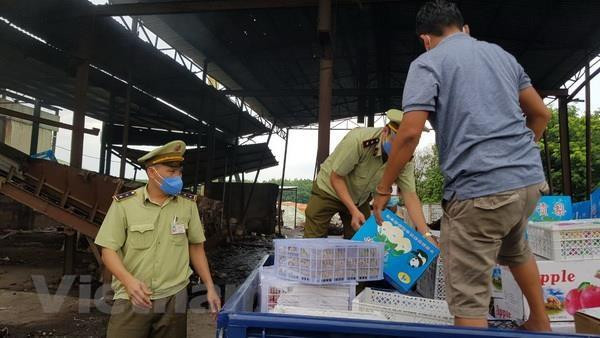 Hàng lậu bị lực lượng chức năng thu giữ, tiêu hủy. (Ảnh minh họa: Đậu Tất Thành/TTXVN) Bộ Công Thương đề ra 6 nội dung trọng tâm đẩy lùi hàng lậu, hàng giả ảnh 1