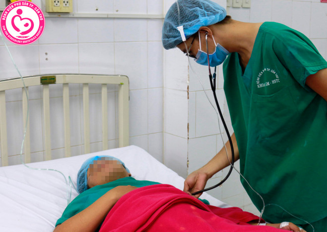 Thực hiện báo động đỏ nội viện, cứu sản phụ mang song thai sa dây rốn ảnh 1