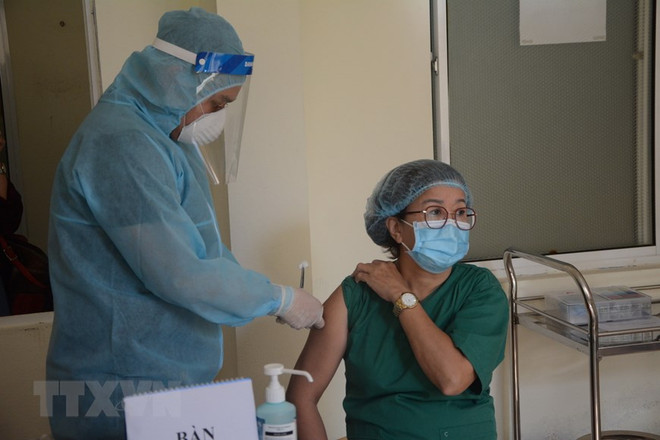 Sức khỏe các nhân viên y tế bình thường sau khi tiêm phòng COVID-19 ảnh 1