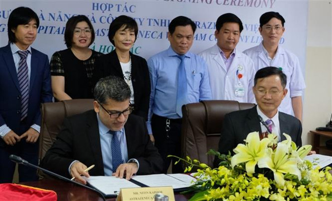 Đà Nẵng và Công ty AstraZeneca ký hợp tác về điều trị ung thư phổi ảnh 1