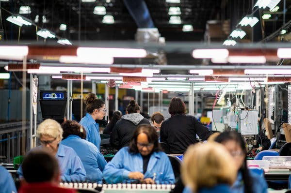 Công nhân làm việc tại Mỹ. (Nguồn: The New York Times) Tỷ lệ thất nghiệp ở Mỹ có nguy cơ tăng vọt vì dịch COVID-19 ảnh 2