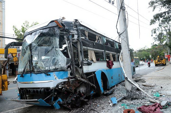 Lâm Đồng: Xe khách giường nằm đâm gãy cột điện, tài xế bị thương ảnh 1