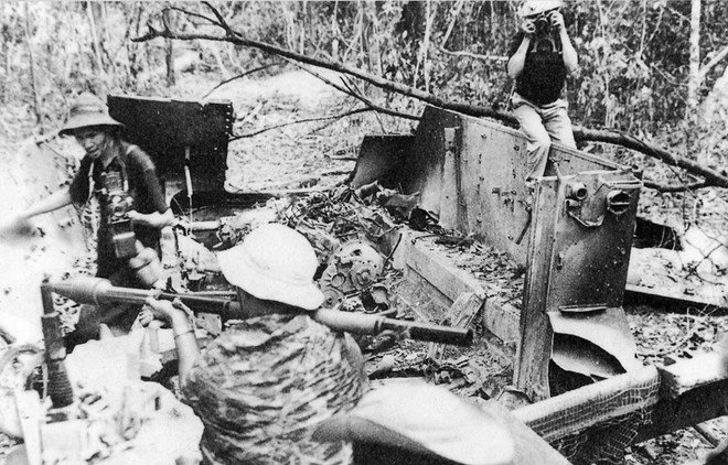 Lặng thầm sau những dòng tin: Điện báo viên luôn bám sát trận địa ảnh 2