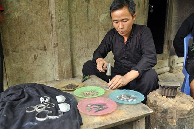 Nghệ nhân chạm khắc bạc. (Nguồn: Laocaitourism.vn) Khám phá nét độc đáo trong nghề chạm khắc bạc của người Mông ảnh 1