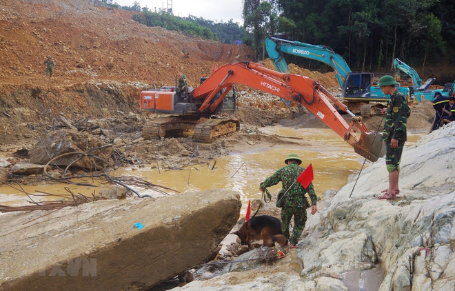 Tập trung tìm kiếm các nạn nhân ở dưới lòng suối Rào Trăng. (Ảnh: TTXVN phát) Quyết tâm tìm kiếm những công nhân còn mất tích ở Rào Trăng 3 ảnh 2