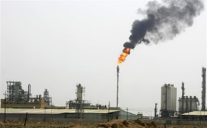 Một cơ sở lọc dầu ở Shuaiba, Iraq. (Ảnh: AFP/TTXVN) Nhu cầu dầu mỏ có thể giảm 435.000 thùng mỗi ngày vì COVID-19 ảnh 1