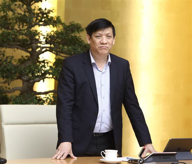 Thứ trưởng Bộ Y tế Nguyễn Thanh Long phát biểu tại cuộc họp. (Ảnh: Văn Điệp/TTXVN) Sẽ sớm công bố hai tỉnh Thanh Hóa, Khánh Hòa hết dịch COVID-19 ảnh 2