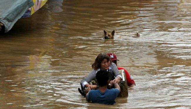Bão Tembin gây gập lụt ở Philippines. (Nguồn: Daily Mail) Bão Tembin tràn vào Philippines khiến ít nhất 30 người chết ảnh 1