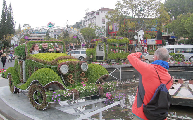 Khai mạc không gian hoa nghệ thuật quanh Công viên hồ Xuân Hương ảnh 2