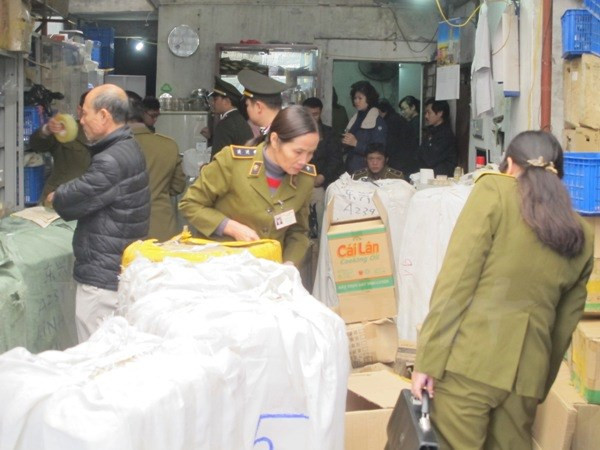 Thu giữ hơn 100 thùng mỹ phẩm nghi nhái các nhãn hàng nổi tiếng ảnh 1