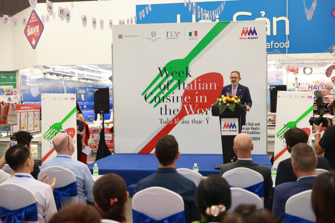 Đại sứ Italy tại Việt Nam, ông Marco Della Seta phát biểu tại lễ khai mạc triển lãm “Hương vị Italy" sáng nay. (Ảnh: PV/Vietnam+) vnp_dai su quan Italy (3).JPG