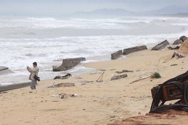 ​Chống xói lở bờ biển Nam miền Trung: Tiến hành đồng bộ các giải pháp ảnh 1