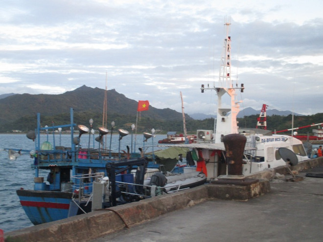 Xuất hiện hình ảnh ngư dân, tàu cá Việt Nam bị Philippines bắt ảnh 2