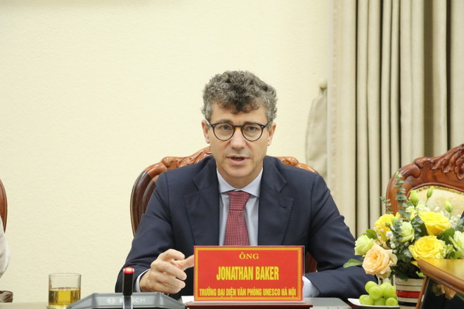 Ông Jonathan Baker, Trưởng Đại điện Văn phòng UNESCO tại Việt Nam, phát biểu tại buổi làm việc. (Ảnh: Đức Phương/TTXVN) ttxvn-truong-dai-dien-unesco-4.jpg