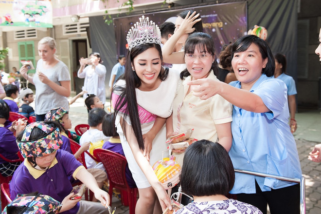 Top 3 Hoa hậu Việt Nam mang Trung Thu sớm tới trẻ em tàn tật, mồ côi ảnh 12