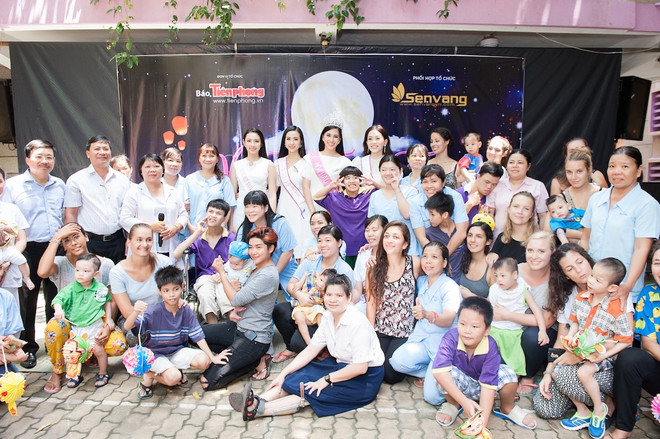 Top 3 Hoa hậu Việt Nam mang Trung Thu sớm tới trẻ em tàn tật, mồ côi ảnh 14