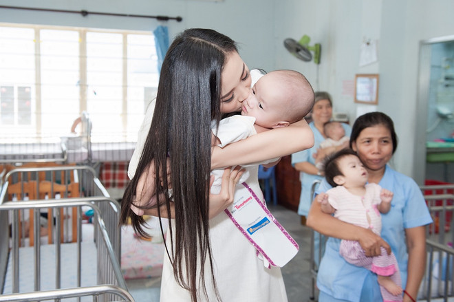 Top 3 Hoa hậu Việt Nam mang Trung Thu sớm tới trẻ em tàn tật, mồ côi ảnh 6