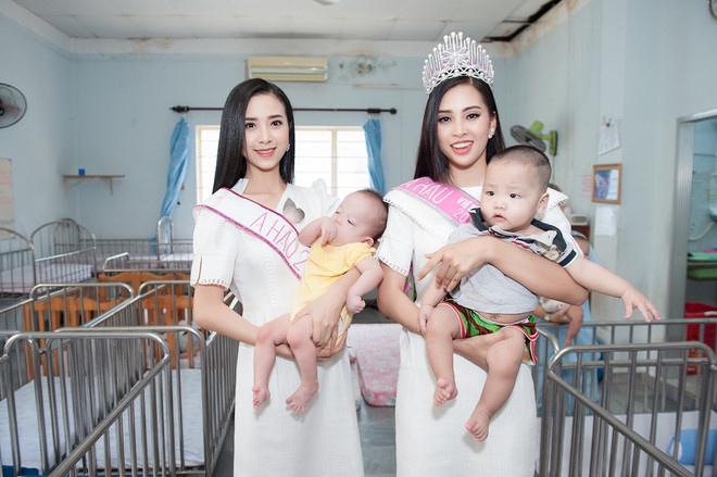 Top 3 Hoa hậu Việt Nam mang Trung Thu sớm tới trẻ em tàn tật, mồ côi ảnh 5