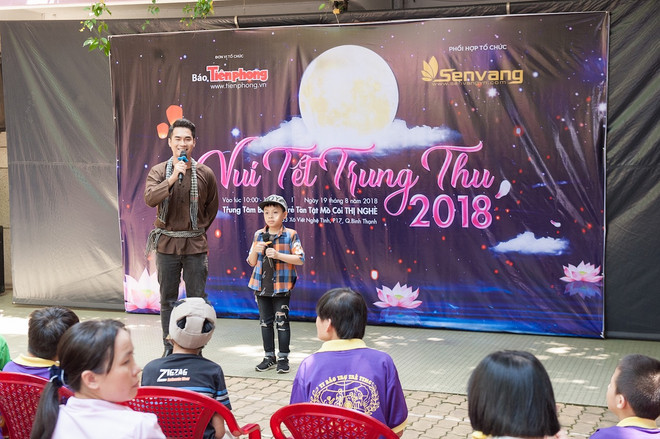 Top 3 Hoa hậu Việt Nam mang Trung Thu sớm tới trẻ em tàn tật, mồ côi ảnh 10