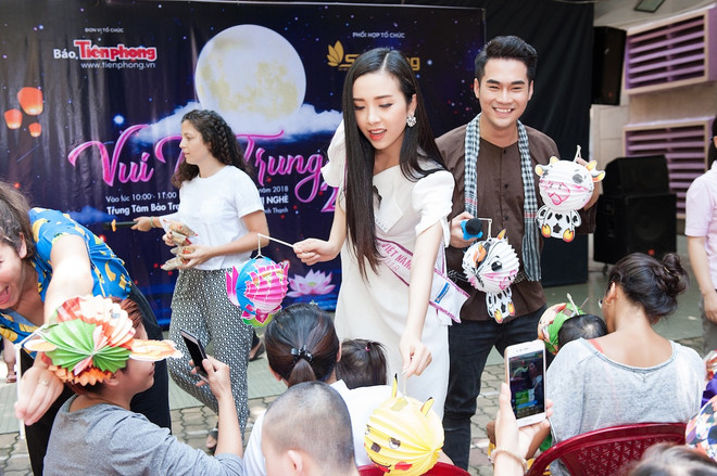 Top 3 Hoa hậu Việt Nam mang Trung Thu sớm tới trẻ em tàn tật, mồ côi ảnh 11