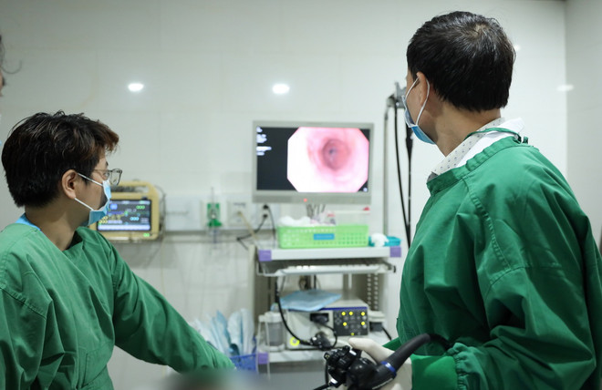 Bác sỹ chuyên khoa II Nguyễn Quang Sang kiểm tra thực quản cho bệnh nhân sau khi gắp dị vật. (Ảnh: TTXVN phát) ttxvn_di vat 2.jpg
