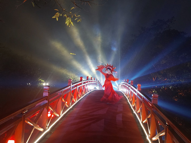 Biểu diễn múa nghệ thuật trên cầu Thê Húc trong lễ ra mắt chương trình trải nghiệm 'Ngọc Sơn-Đêm huyền bí.' (Ảnh: Đinh Thuận/TTXVN) ttxvn_du lich ha noi 3.jpg