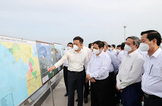 Thủ tướng Phạm Minh Chính khảo sát một số công trình tại khu vực lấn biển Kiên Giang hồi năm 2022. (Ảnh: Dương Giang/TTXVN) ttxvn_du an lan bien 2.jpg