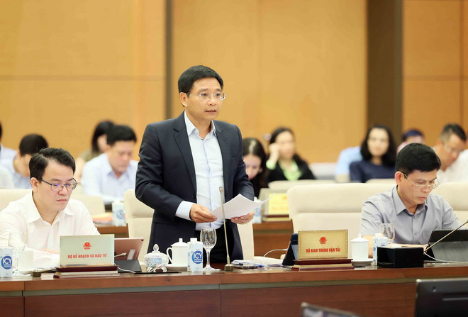 Bộ trưởng Bộ Giao thông Vận tải Nguyễn Văn Thắng trình bày tờ trình. (Ảnh: An Đăng/TTXVN) ttxvn_bo truong nguyen van thang.jpg