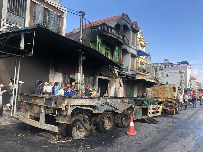 Hiện trường vụ tai nạn. (Nguồn: Plo.vn) Hai xe container đâm nhau, một người chết, ba nhà dân bị cháy ảnh 1