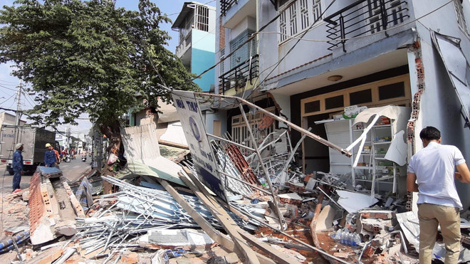 Xe container đâm sập 3 nhà dân, nhiều người thoát chết trong gang tấc ảnh 1