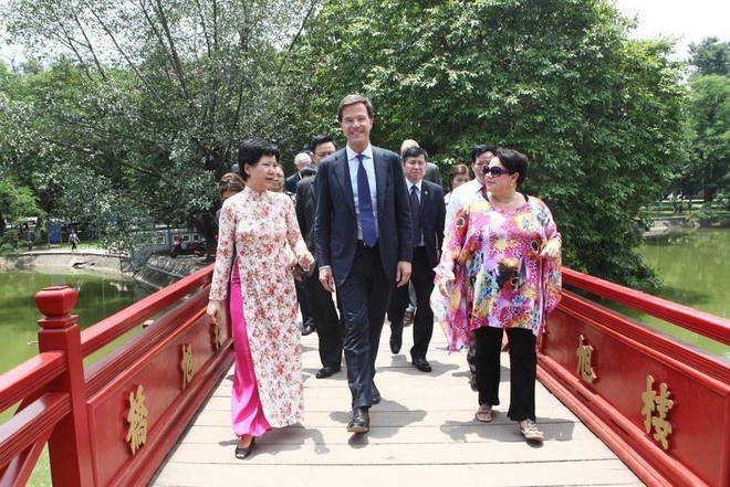 Thủ tướng Hà Lan Mark Rutte qua cầu Thê Húc vào tham quan đền Ngọc Sơn (Hà Nội), trong chuyến thăm chính thức lần đầu tiên tới Việt Nam từ ngày 16-17/6/2014. (Ảnh: Doãn Tấn/TTXVN) Mở rộng, làm sâu sắc hơn nữa mối quan hệ hợp tác Việt Nam-Hà Lan ảnh 1