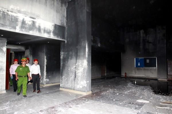 Lực lượng chức năng tiến hành điều tra nguyên nhân vụ cháy tại chung cư Carina Plaza, Thành phố Hồ Chí Minh. (Ảnh: Thanh Vũ/TTXVN) Kiến nghị xem xét trách nhiệm của đơn vị quản lý chung cư Carina ảnh 1