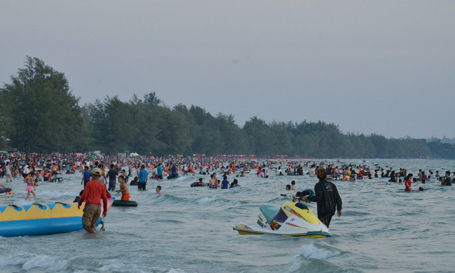 Các bãi biển Campuchia bất ngờ hút khách dịp Tết cổ truyền ảnh 1