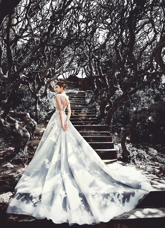 Đẹp ngất ngây 5 mẫu váy cưới đính pha lê mang âm hưởng baroque ảnh 6