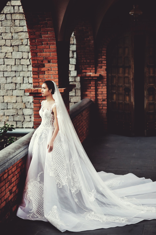 Đẹp ngất ngây 5 mẫu váy cưới đính pha lê mang âm hưởng baroque ảnh 12