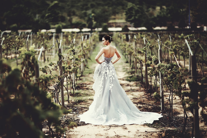 Đẹp ngất ngây 5 mẫu váy cưới đính pha lê mang âm hưởng baroque ảnh 11