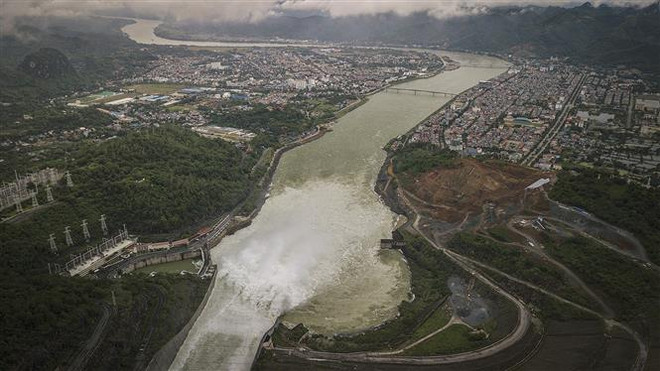 Tiến hành đóng một cửa xả đáy hồ Hòa Bình vào 5 giờ ngày 19/6 ảnh 1