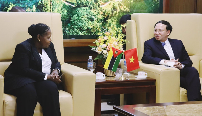 Ông Nguyễn Xuân Ký, Bí thư Tỉnh ủy Quảng Ninh tiếp xã giao Chủ tịch Quốc hội Mozambique Esperanca Laurinda Francisco Nhiuane Bias. (Ảnh: Thanh Vân/TTXVN) Thúc đẩy hợp tác đầu tư, du lịch giữa Mozambique và Quảng Ninh ảnh 1