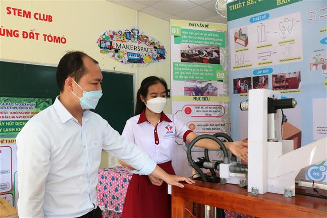 Em Vi Thị Thu Hà giới thiệu máy hút dịch chanh dây bán tự động. Ảnh: Tuấn Anh/TTXVN) Hai học sinh chế tạo máy hút dịch chanh dây để hỗ trợ nông dân ảnh 1