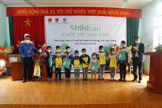 Tuyên Quang: Đoàn Thanh niên TTXVN trồng cây xanh tại xã Trung Yên ảnh 2