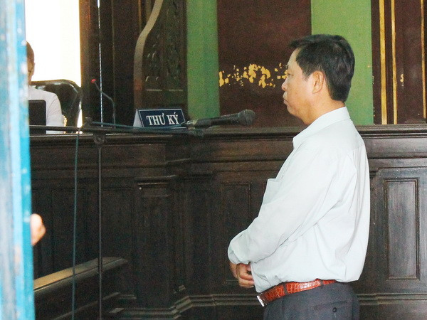 Bị cáo Phan Bá Tài tại phiên phúc thẩm. (Ảnh: Trần Xuân Tình/Vietnam+) Đồng Tháp: Xử phúc thẩm nguyên Trưởng công an Cao Lãnh ảnh 1