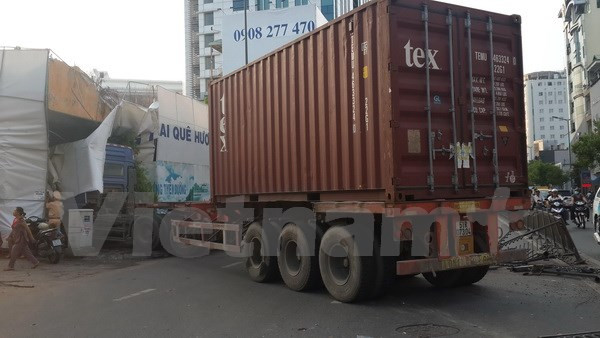 Container tông xe đạp làm chết người trước khi "húc" ôtô 7 chỗ ảnh 1