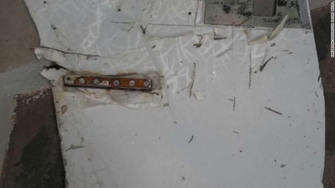 Hai mảnh vỡ được xác nhận "gần như chắc chắn" là của MH370 ảnh 1