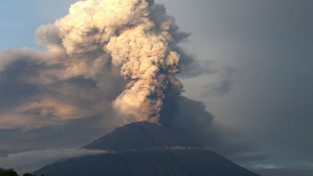 Indonesia tiếp tục đóng cửa sân bay Bali vì tro bụi núi lửa Agung ảnh 1