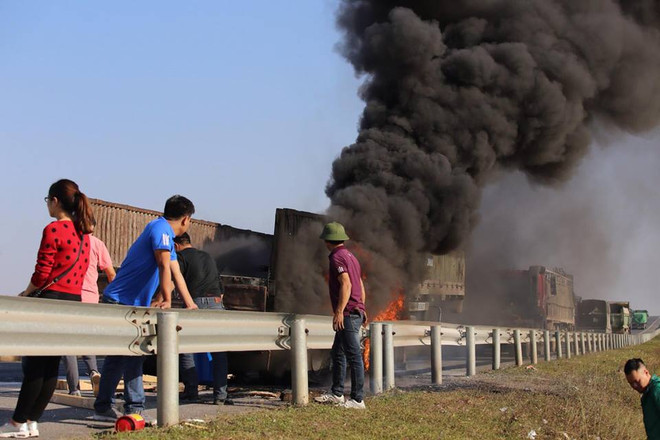 Xe tải bốc cháy ngùn ngụt trên đường cao tốc Hà Nội-Thái Nguyên ảnh 2