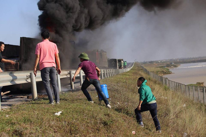 Xe tải bốc cháy ngùn ngụt trên đường cao tốc Hà Nội-Thái Nguyên ảnh 3