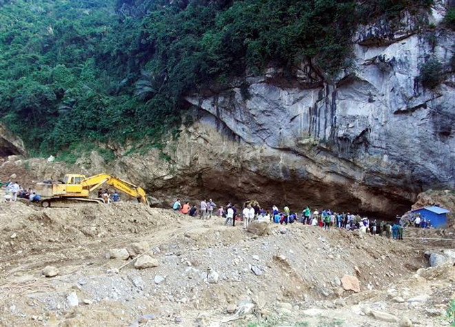Vụ sập hang khai thác vàng: Tiếp tục tìm kiếm, cứu nạn 2 người mắc kẹt ảnh 1