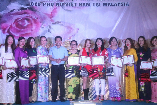 Đại sứ quán Việt Nam tại Malaysia quyên góp ủng hộ đồng bào bị lũ lụt ảnh 2